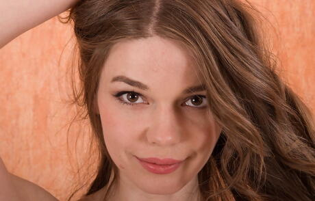 Rangy rousse jeune Nedda a en sous-vêtements sexy aime le fétiche du pied
