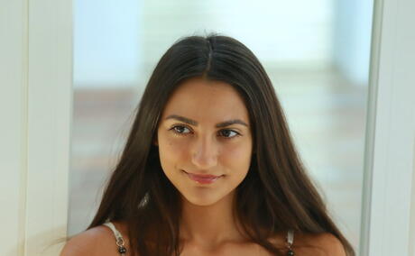 Doskonałe ciemne włosy Młody cira nerri w seksownych majtkach odsłania małe cycki i ładna cipka
