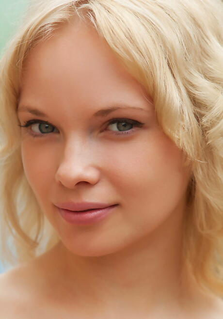 Impresionante adolescente rubia Feeona A Loves Foot Fetish cerca de la piscina
