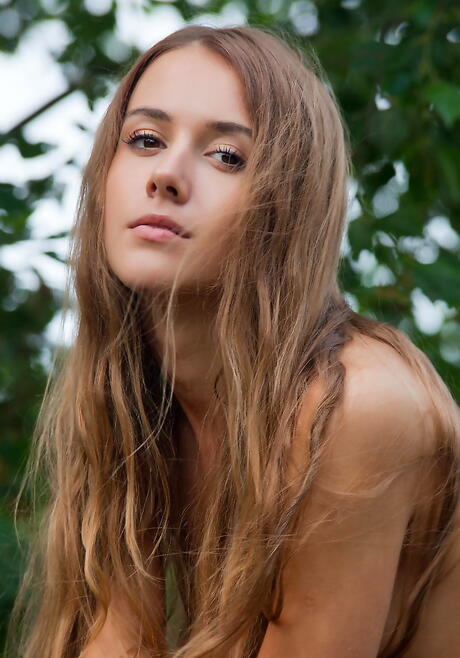 야외에서 작은 가슴과 음모를 드러내는 화려한 반바지를 입은 섹시한 금발 십대 리나 다이아몬드
