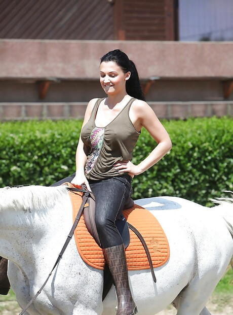 Aletta Ocean Empire: 性感的匈牙利艳星 Aletta Ocean 戴着性感眼镜在户外摆姿势