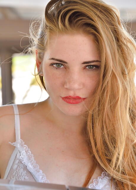 엉덩이를 보여주는 섹시한 치마를 입은 우아한 미국 빨간 머리 십대 미스티 러브레이스와 야외에서 섹스 토이를 사랑하는 십대 미스티 러브레이스
