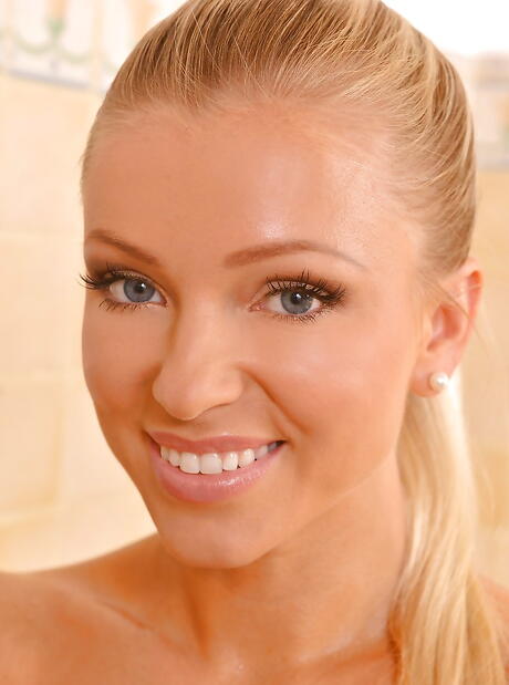 Hot tjekkisk blond Milf Blanca Brooke udviser store knockere og varm røv i brusebad
