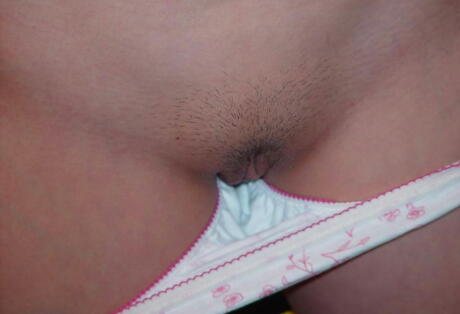 Välformad asiatisk tonåring i Kina i sexiga Lingery sprider benen
