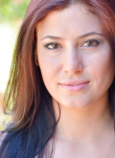 Foxy Brunette Young Janessa in een mooie rok met kleine tieten en spelen met dildo
