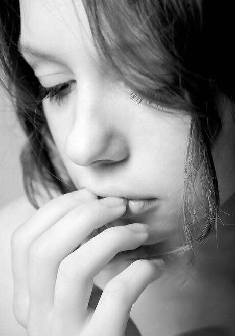 スレンダーな赤毛のセクシー女優、カイリ-・Aのいやらしい足フェチ・アクション
