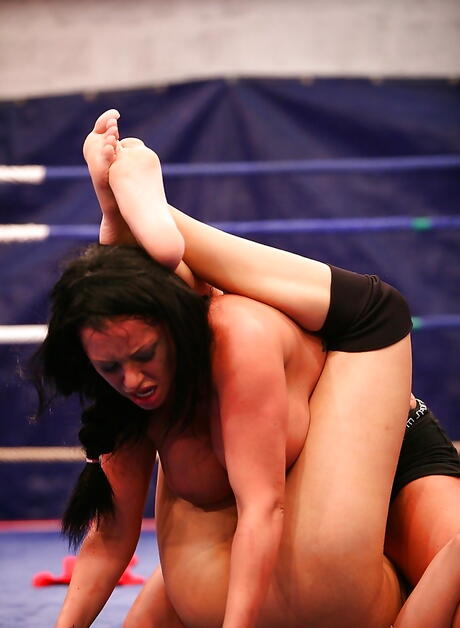 优秀美女桃子和凯瑞-露易丝在猫咪和女同性恋中做爱
