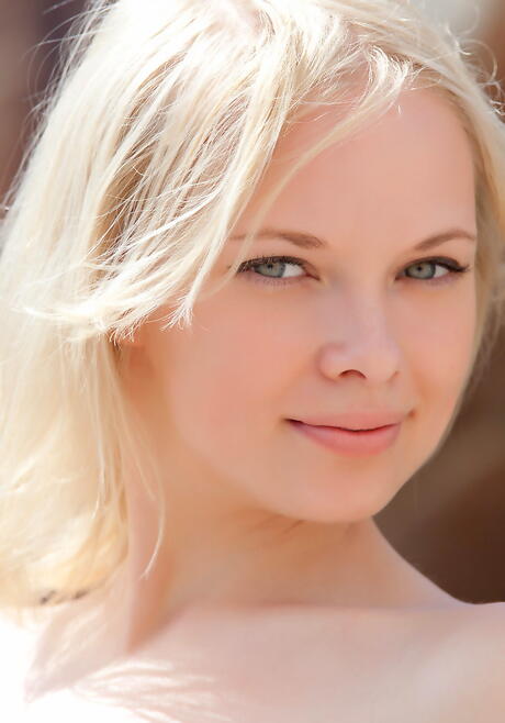 Oszałamiająca blond nastolatka Feeona odkrywa małe cycki i łysa cipka na basenie
