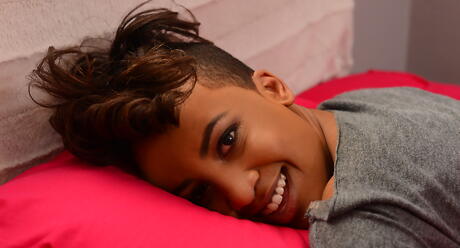 Ausgezeichnete amerikanische Cutie Ajaa XXX, die ihren Arsch ausstellt und ihre Beine verbreitet
