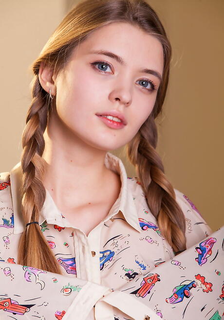 スレンダーなティーン、シグリッドが小さなおっぱいと剃毛したアソコを露わにする。