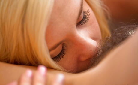 Superbe Femmes Raven Rocket et Catie Parker en Unies Licking Pussies dans le sexe chaud des lesbiennes
