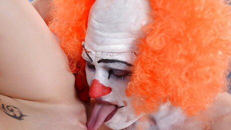 Dirty Masseur: Curieuse American aux cheveux noirs Veruca James sucer une bite et baiser dans sa chatte rasée