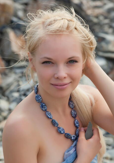 Foxy Blonde Teen Feeona Bating Małe cycki i seksowny tyłek na plaży
