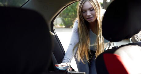 Rangy American Blond jugendlicher Tiff Bannister in sexy Jeans in ihre rasierte Muschi nach gutem Blowjob draußen in ihre rasierte Muschi geschlagen
