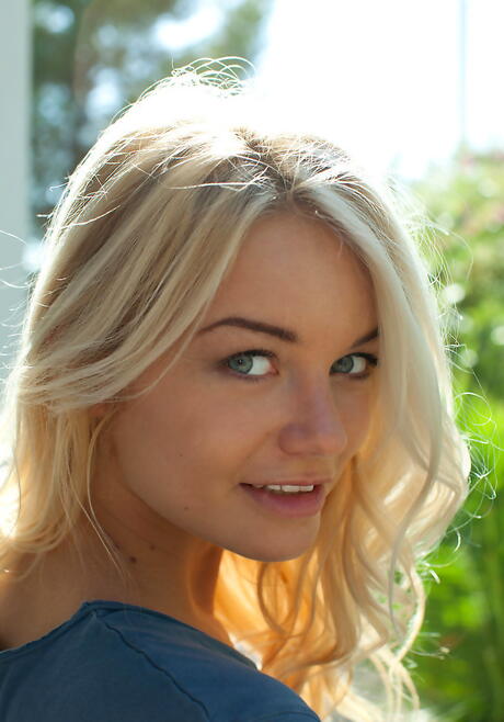 Excelente loiro adolescente vanesa a em calcinha sexy, que barrando peitos pequenos e espalhando as pernas ao ar livre
