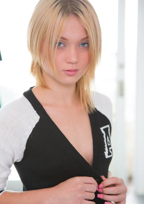 ホットなアメリカン・ブロンド・ティーン、ダコタ・スカイが小さなおっぱいとお尻を露出
