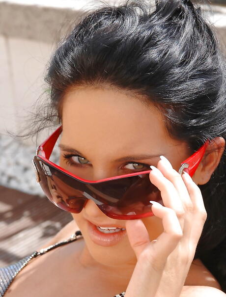 Heiße ungarische dunkle Haare Bettina DiCapri im sexy Bikini in Mund Schwanz und nimmt eine Sperma -Explosion auf ihr Gesicht im Freien
