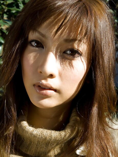 身材苗条的日本少女 Reika 穿着花哨的裙子，在户外露出小乳房和小屁股
