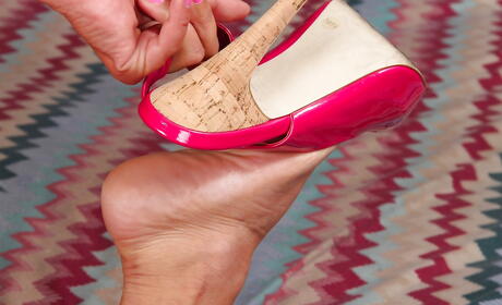 A seducenti capelli scuri americani Veronica Jones in Lingery sexy che mostrano grandi tette e allargando le gambe
