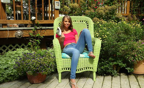 アメリカ人の若いライザ・ロウがジーンズ姿で小さなおっぱいを見せ、セックストイを愛用している。
