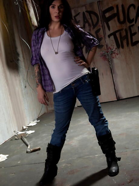 Joanna Angel: Uitstekende Amerikaanse brunette milf Joanna Angel in strakke jeans onthult haar kont