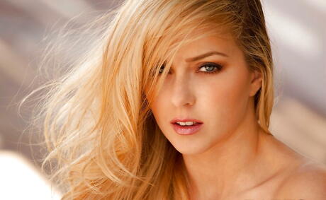 Sylphlike tjeckisk babe Abigaile Johnson i heta underkläder som visar små bröst och skallig fitta
