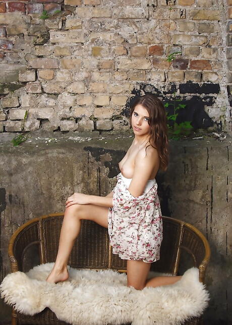 Shapely Dark Hair Teen Kira avviser små pupper og sprer bena utendørs
