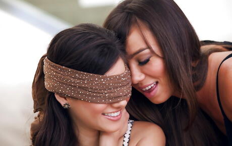 Hervorragende Frauen Capri Anderson und Shyla Jennings in heißen Unterwäsche, die feuchte Fotzen während heißer Lesbensex lecken
