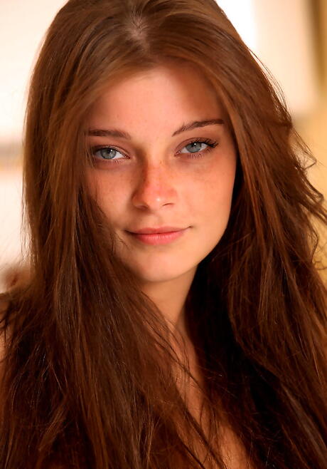 Svelte mörkhårig tonåring Indiana A Bares Big Knockers och Hairy Beaver
