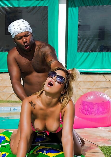 Nydelig latin milf Anny Lee suger dyp svart stang og tar en rotete cumshot ved bassenget
