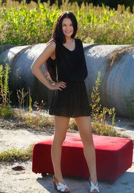 Met Art: Sexy amerikansk brunette ungdommelig Celeste avdekker bittesmå pupper og sprer bena utendørs