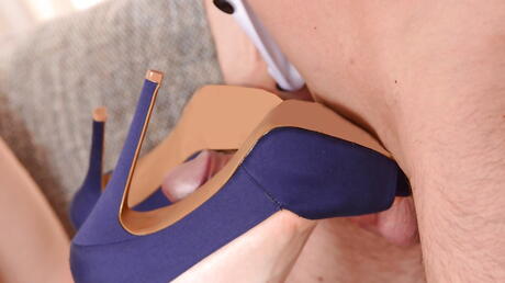 穿着花哨裙子的好奇小姑娘蒂娜-凯（Tina Kay）吸吮肉棒并射精
