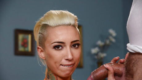 Glamour American Blond Milf Bella Bellz in collant caldo succhiare il cazzo caldo e prende un colpo di sperma in bocca
