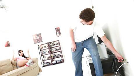 ショートパンツ姿のアメリカ人ダイアモンド・キティが巨根をしゃぶり、アナルに挿入する。
