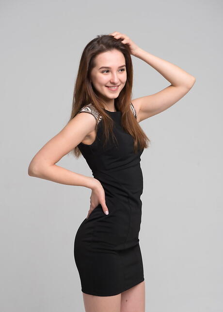 Milana adolescente morena esbelta em roupas íntimas sexy exibindo peitos pequenos e espalhando as pernas
