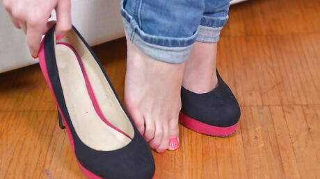 Beijo da juventude húngara gracile Felicia em jeans apertados faz um fetiche por pé quente
