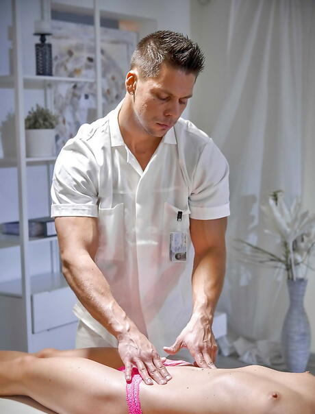 Sexy loira tcheco vinna junco de roupa íntima sexy fodida na bunda depois de chupar pau
