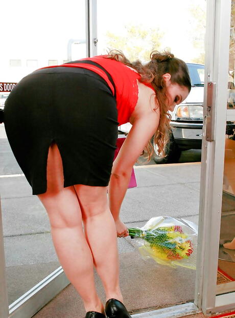 优秀的美国女演员夏洛特-维尔（Charlotte Vale）在口交之后被干得屁滚尿流
