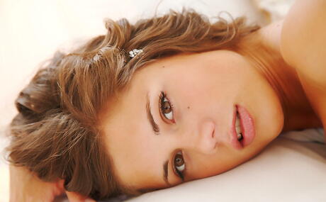 Errotica Archives: Sylph Like Checo Juvenil Caprice le quita el trasero y extiende sus piernas