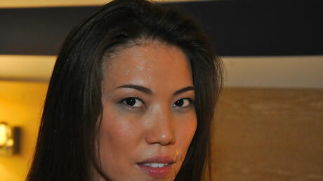 好奇的美国黑发女孩 Kalina Ryu 吸吮热鸡巴并当面射精
