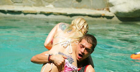 Sultry American Blonde Christie Stevens som viser store pupper og sexy rumpe ved bassenget
