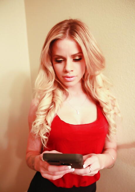 Teacher Fucks Teens: Welgevormde Amerikaanse blonde jeugdige Jessa Rhodes onthult grote tieten en schattig poesje