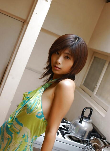 Charmant japonais Rin Suzuka Baring Big seins et cul chaud
