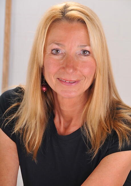 Fantastisk blond alderen Pam Roberts i sexy Lingery Toys hennes snatch
