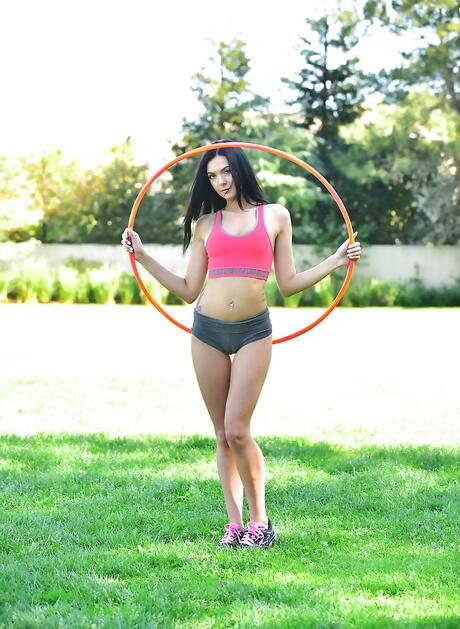 FTV Girls: Slim Canadian Brunette Teen Marley Brinx w fantazyjnych szortach odsłaniających małe cycki i kochająca zabawka seksualna na świeżym powietrzu