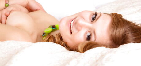 Sylph Like Teen Patritcy in Nice Skirt calcula peitos minúsculos e espalha as pernas
