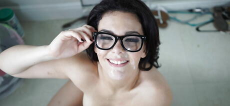 Eccellente latina Milf Kimber Woods in occhiali nella scena del sesso
