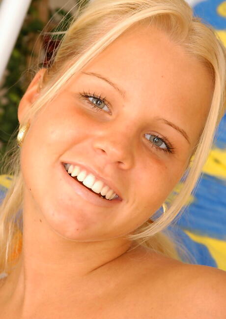 Il lussureggiante giovane biondo Michaela in pantaloncini espone piccole tette e masturbati
