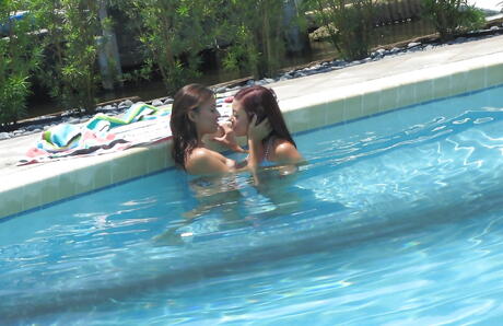 デラックスな女性、エリザベス・フォックスとキアラ・ウルフが美しいビキニ姿でプールで情熱的なレズビアン・アクションを繰り広げる。
