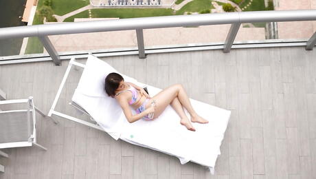 Der schlanke amerikanische Teenager Kylie Quinn setzt ihren Hintern in ausgefallenen Bikini aus und masturbiert draußen
